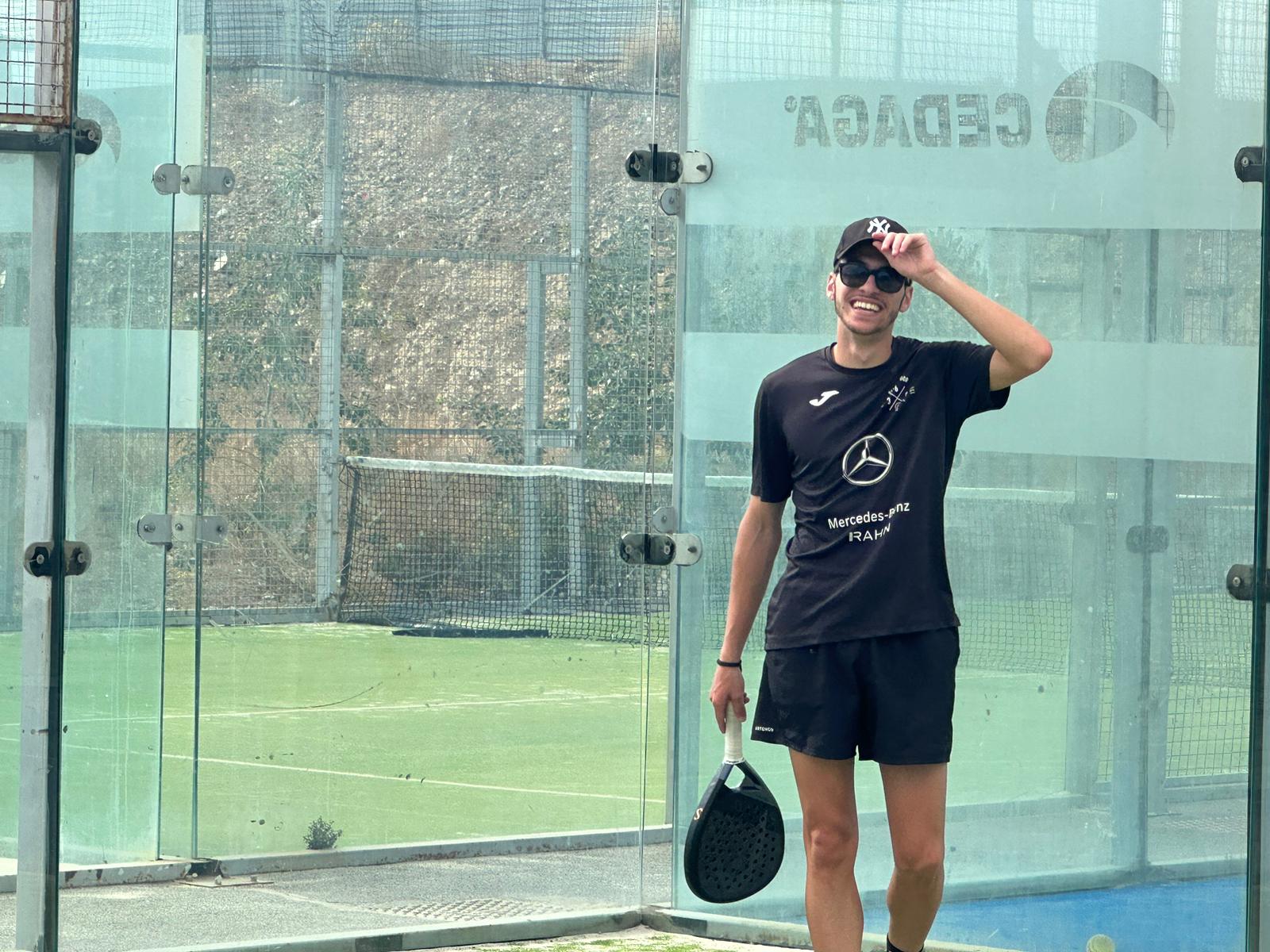 Jugador de pádel en acción